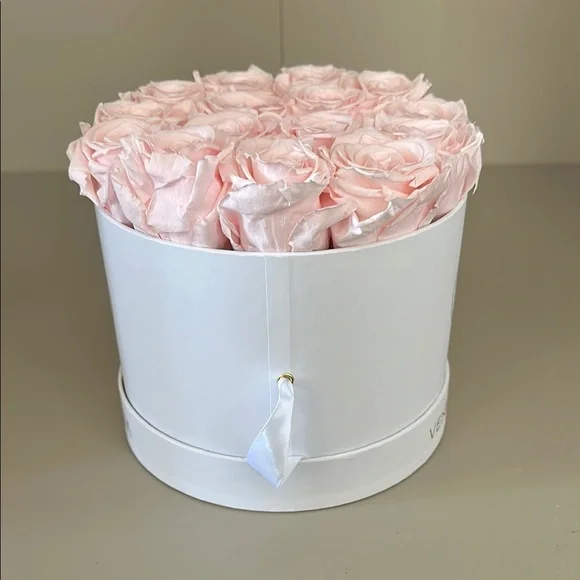 Venus Et Fleur Blush roses small round white box - Picture 4 of 4